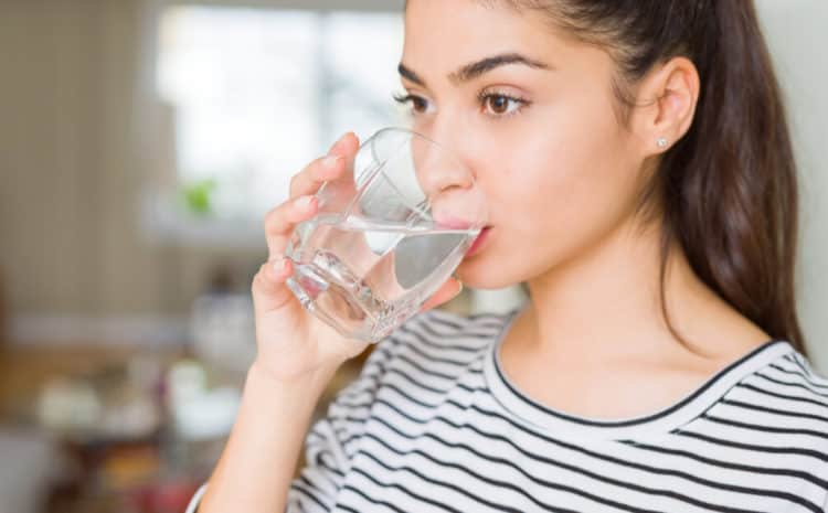  4 Essential Reasons to Drink Water For Great Oral Health
